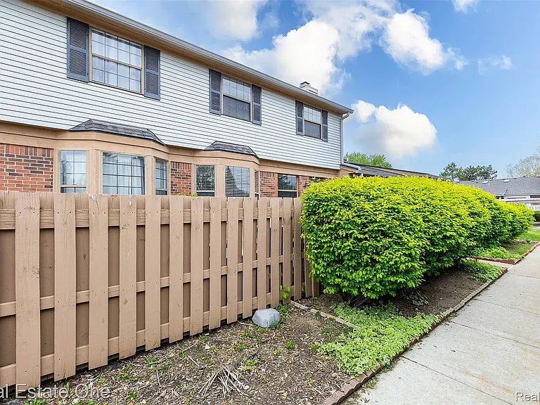 1891 Vine Way Dr #33 — Photo 1
