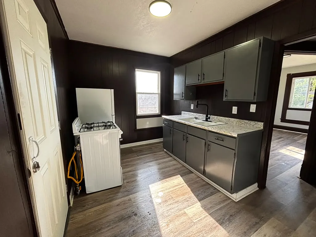 699 West Locust Street - 3 — Photo 4