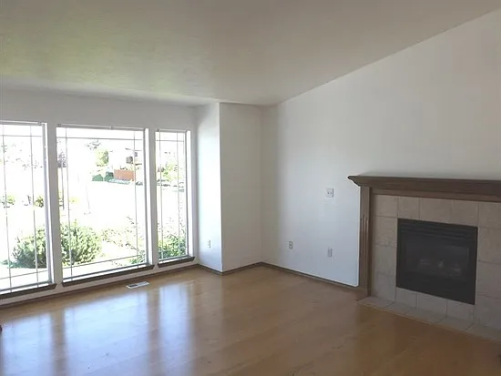 406 S Moore Ln — Photo 2