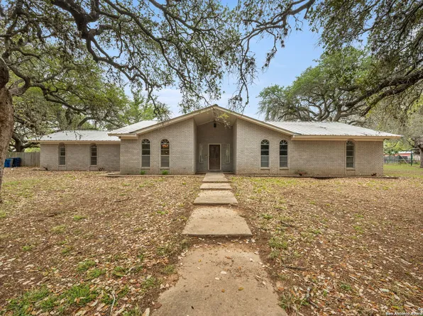 97 CRESTLINE DR, Pleasanton, TX 78064