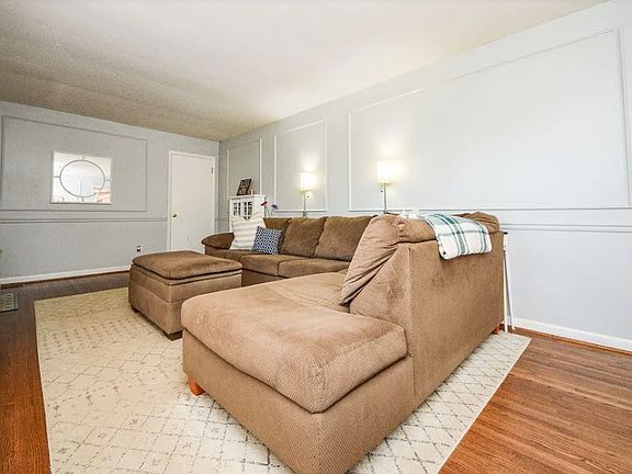 3rd image of 2506 Elm Dr NE
