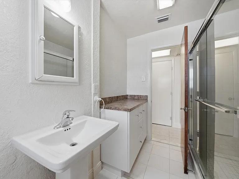 1647 Bay St SE — Photo 23