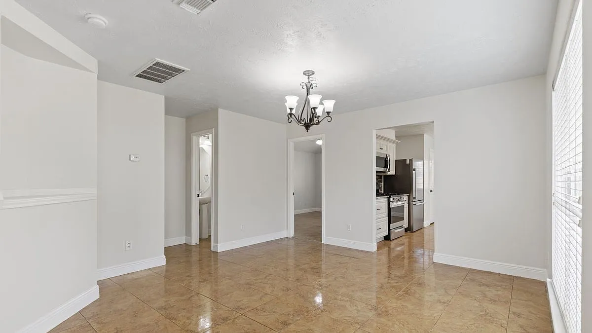 3 bed, 2.5 bath, 2260 sqft, $2,100 — Photo 4