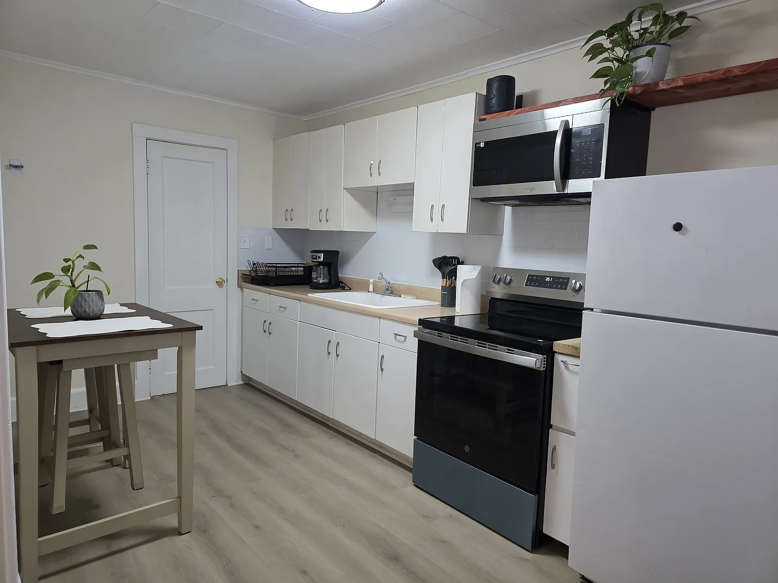 932 Violet Ave — Photo 1