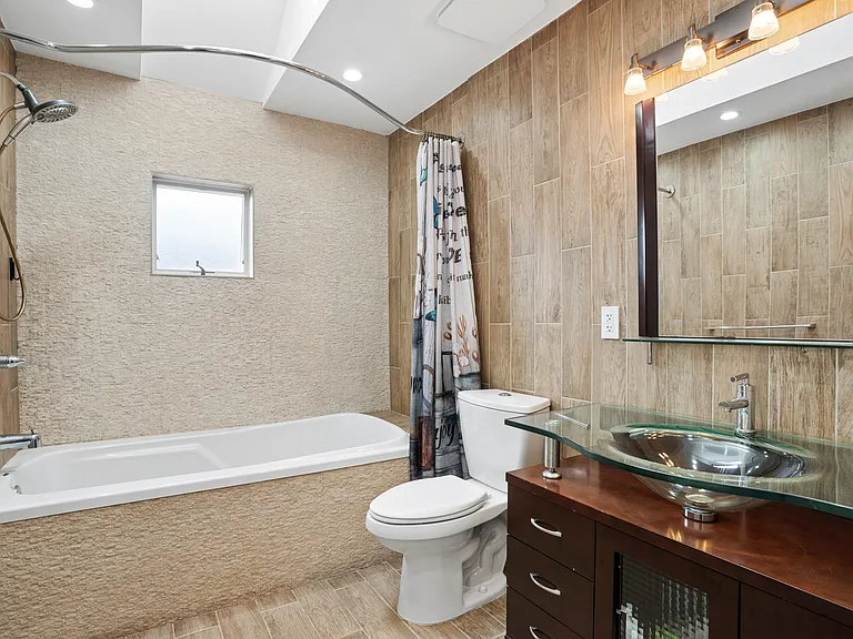 84 Gotham Ave — Photo 11