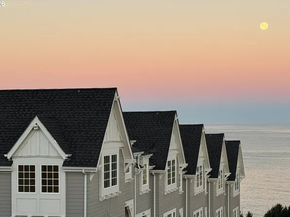 1152 NE Seascape Ave, Depoe Bay, OR 97341