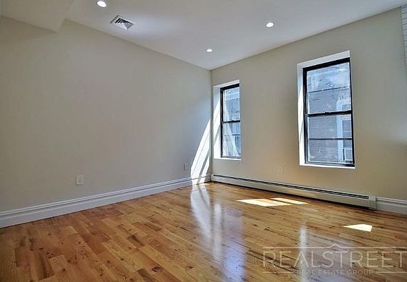 3rd image of 1576 Lincoln Pl #B