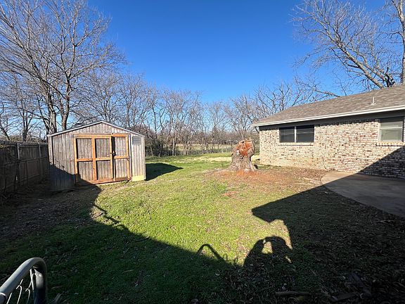 2nd image of 813 E Windsor Dr