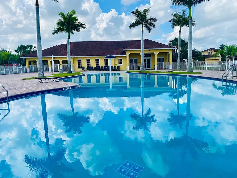 340 Palm Breezes Dr — Photo 30