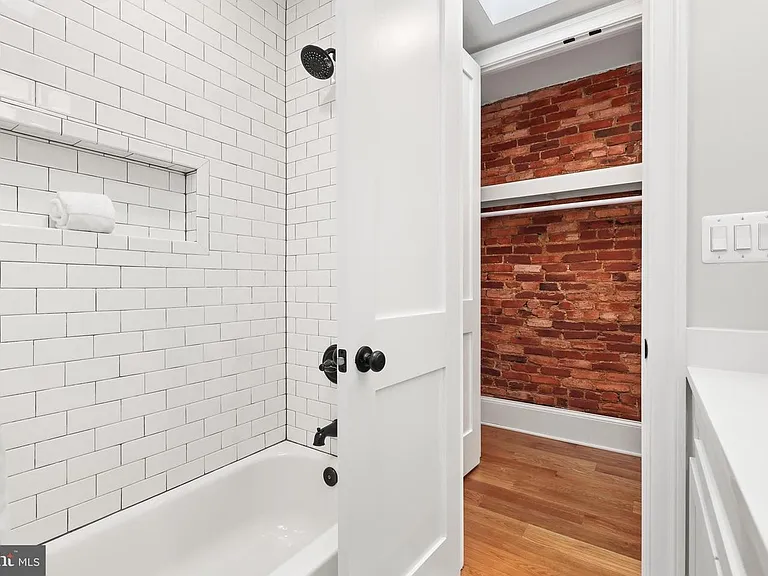 623 E St SE — Photo 27