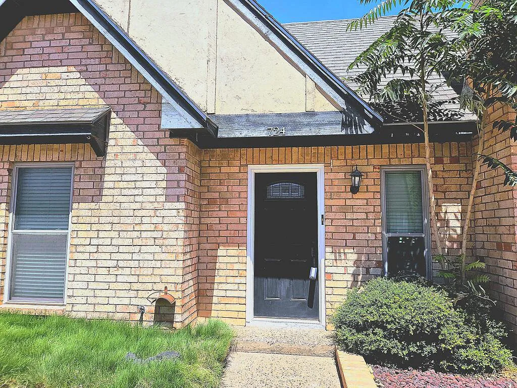 2 bed, 2.0 bath, 1200 sqft, $2,200 — Photo 1