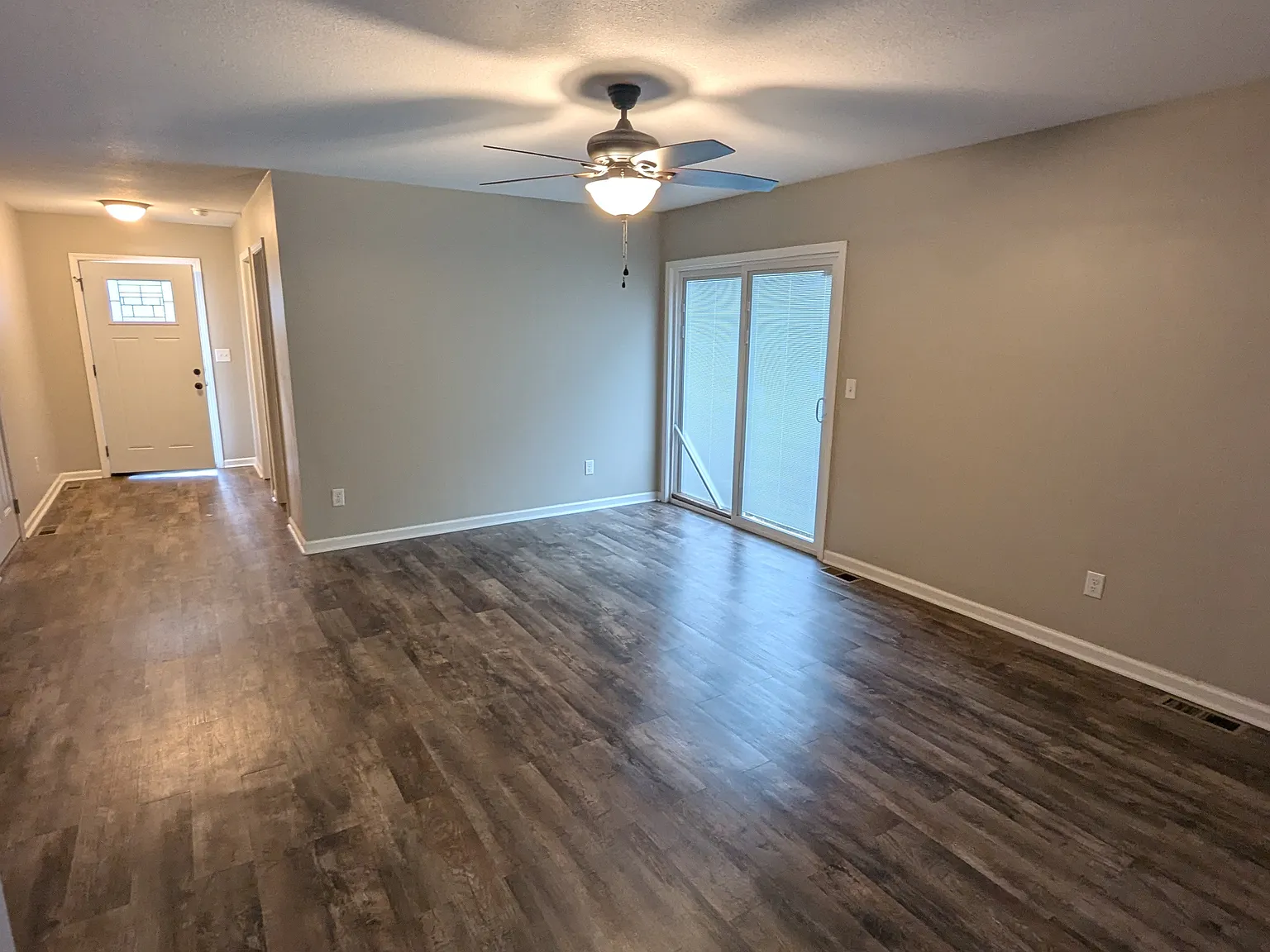 5 bed, 2400 sqft, $1,895 — Photo 2