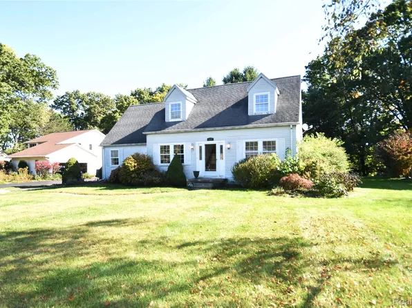 1337 Osborn Lake Dr, Brighton, MI 48114