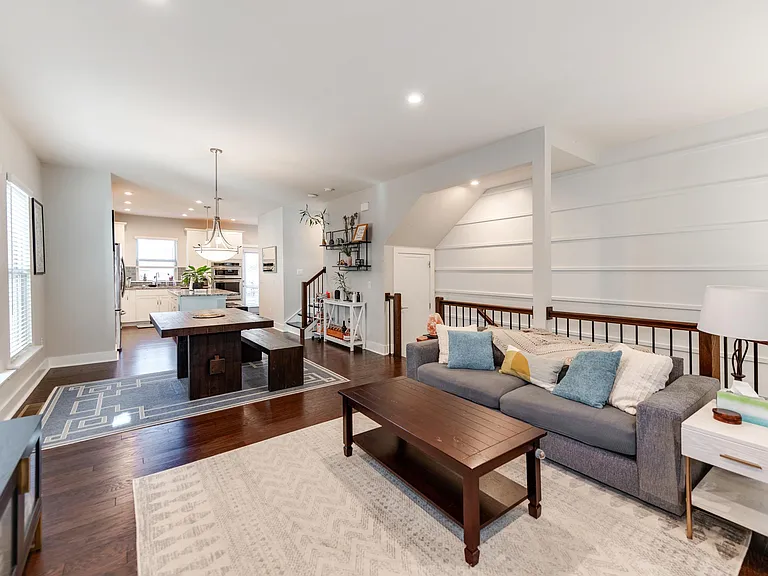 16031 Roscoe Ln — Photo 9