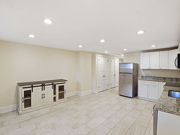 4th image of 1004 11th St NE APT B
