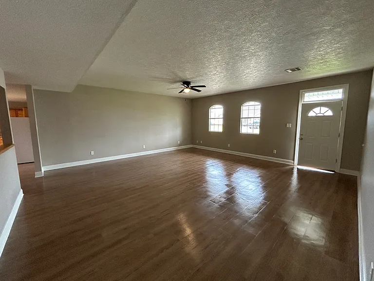 5053 Hawthorn Dr — Photo 3