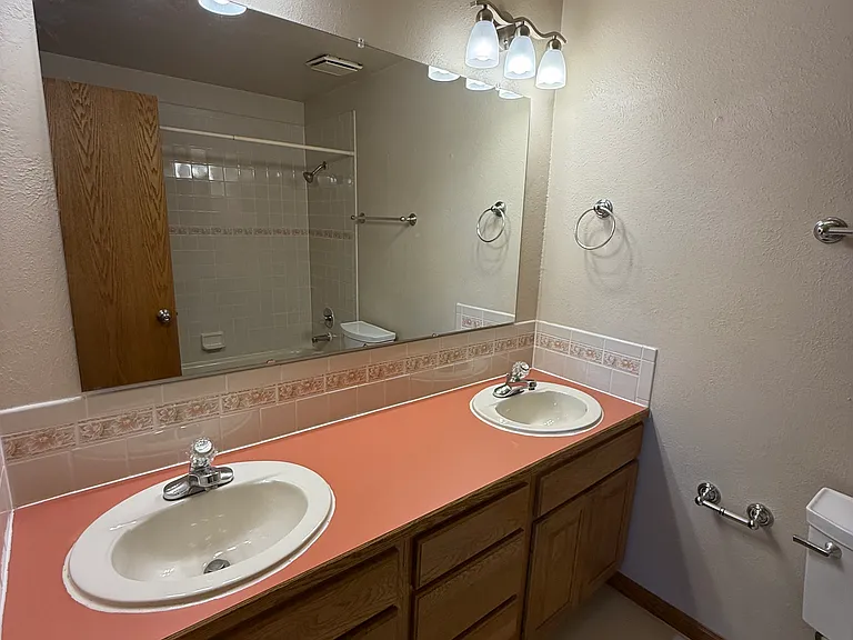 Upstairs Main Bathroom
