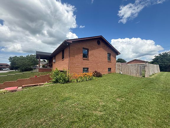 3rd image of 1018 Cardinal Dr