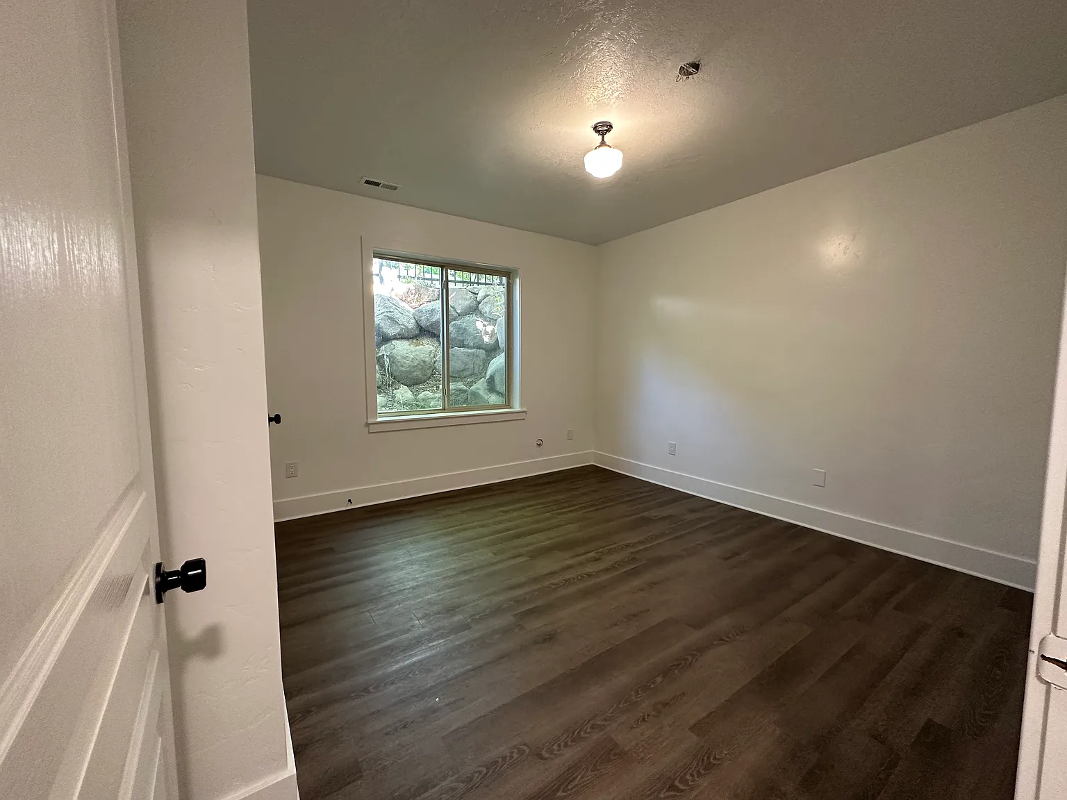 3 bed, 1300 sqft, $2,100 — Photo 2