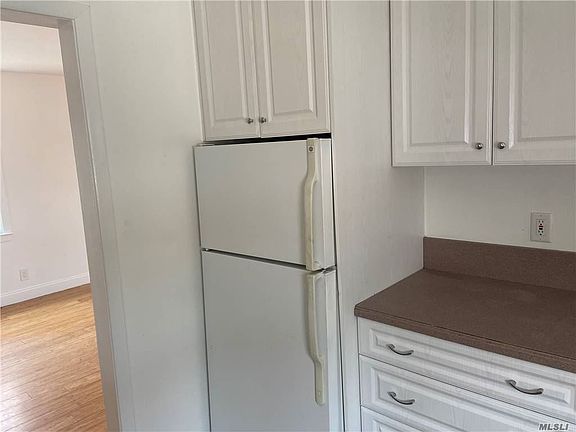 4th image of 744 E Park Ave