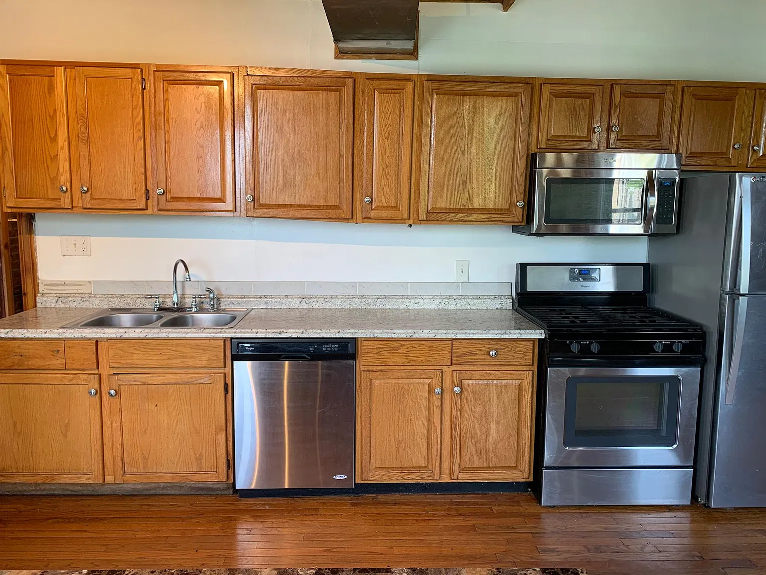 4 bed, 2000 sqft, $3,180 — Photo 2