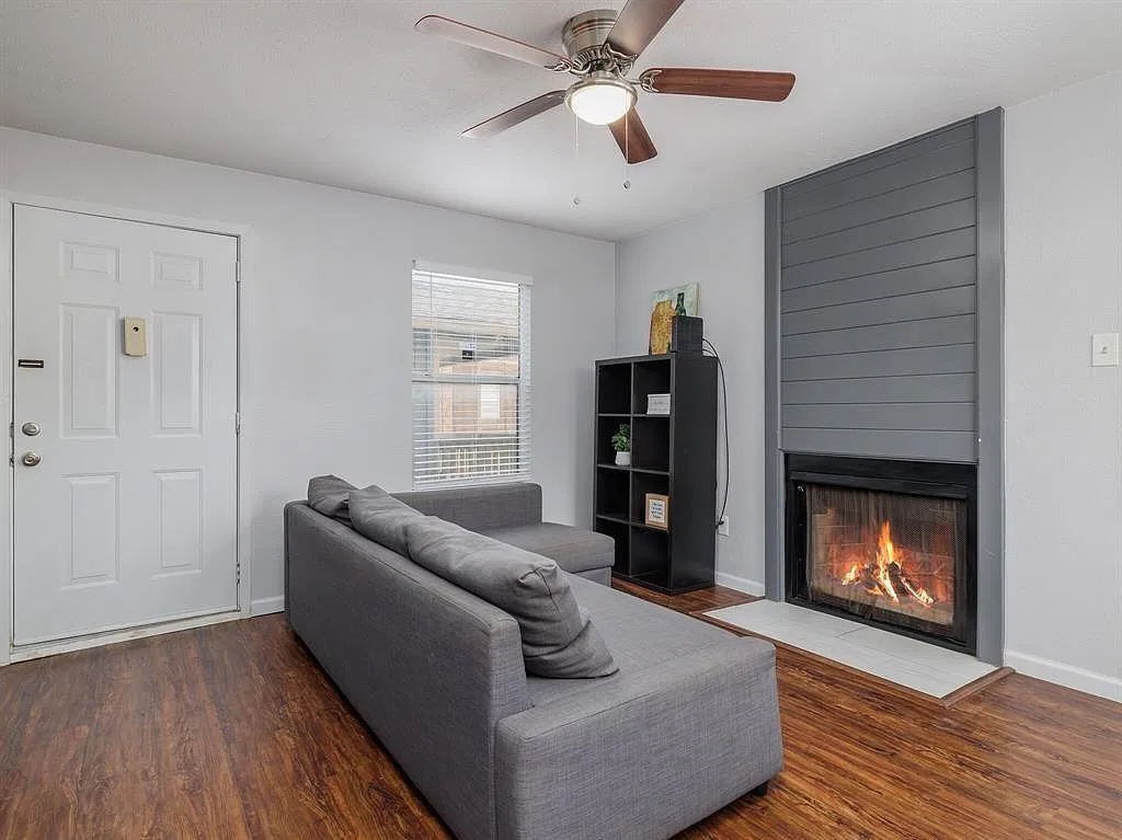 3004 Speedway Apt 6 — Photo 4