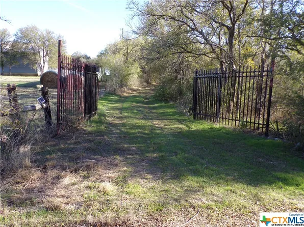 333 Watson Rd, Kingsbury, TX 78638