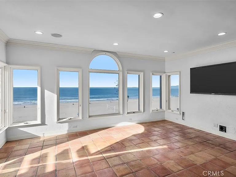 1500 The Strand — Photo 18