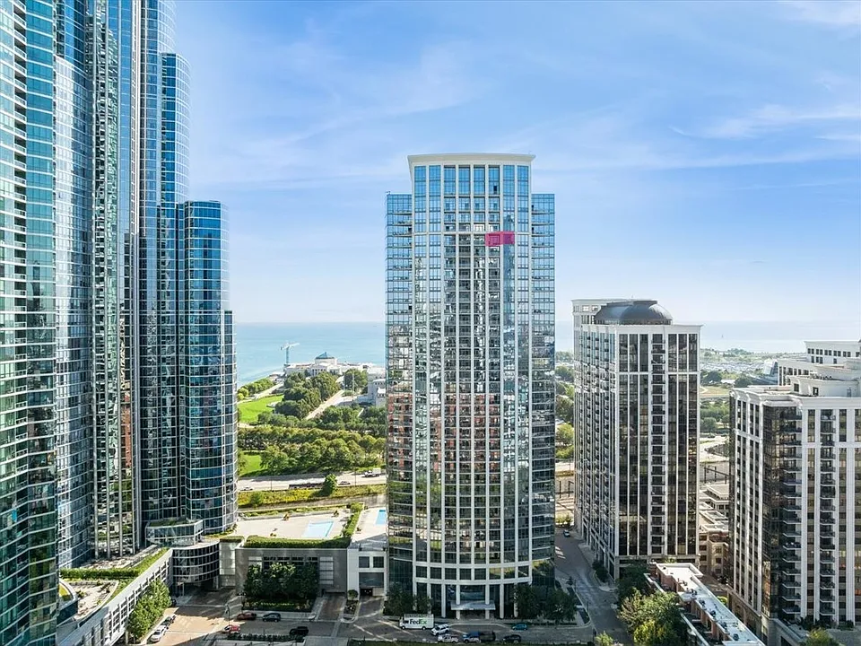 1235 S Prairie Ave #3306