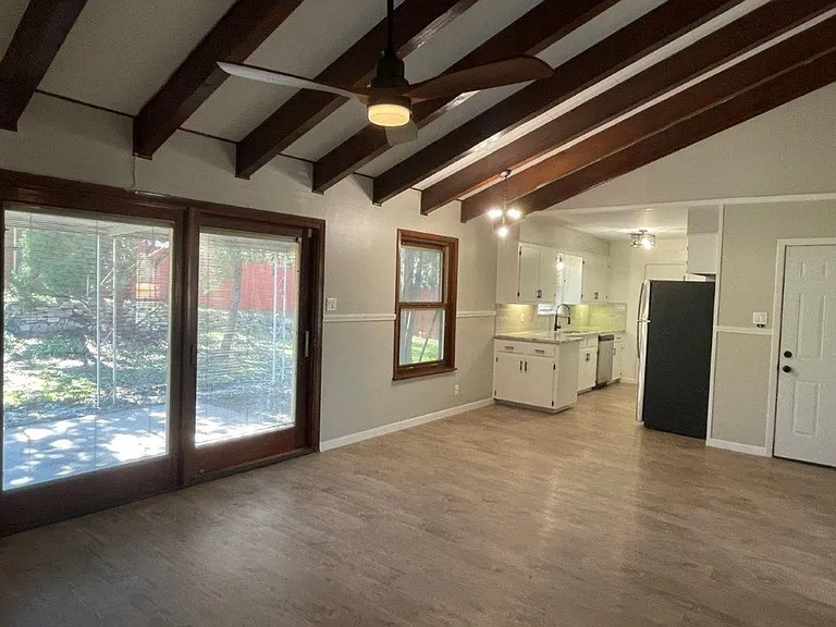 605 Kentshire Cir — Photo 2