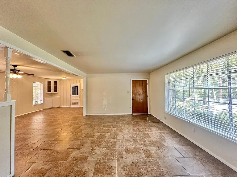 2805 Medina Dr — Photo 3