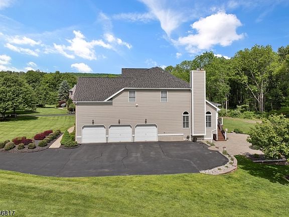 4th image of 16 Saint Andrews Ct