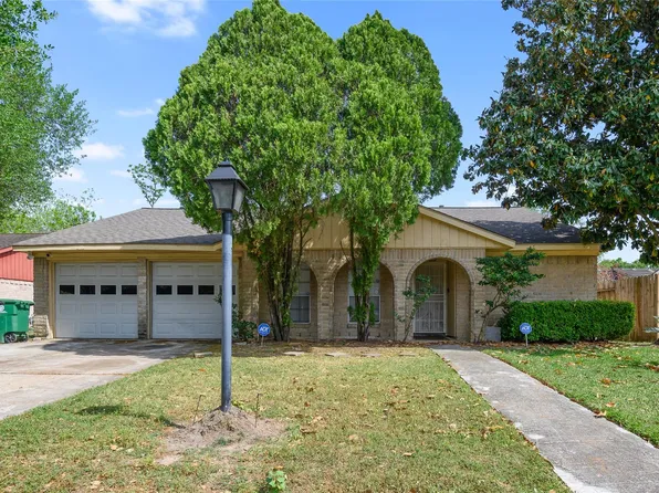 10427 Huntington Place Dr, Houston, TX 77099