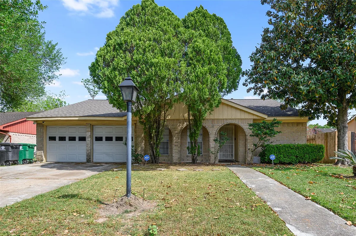 Photo 1 of 15 - 10427 Huntington Place Dr - Houston, TX Primary Photo - 10427 Huntington Place Dr