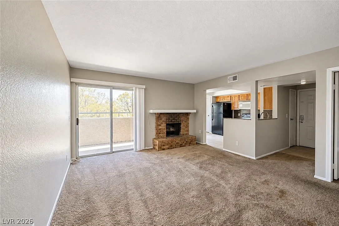 3 bed, 2.0 bath, 1015 sqft, $1,650 — Photo 2