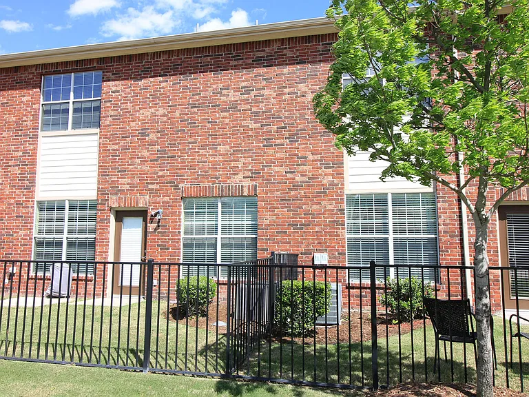 Oaks Estates of Coppell — Photo 43