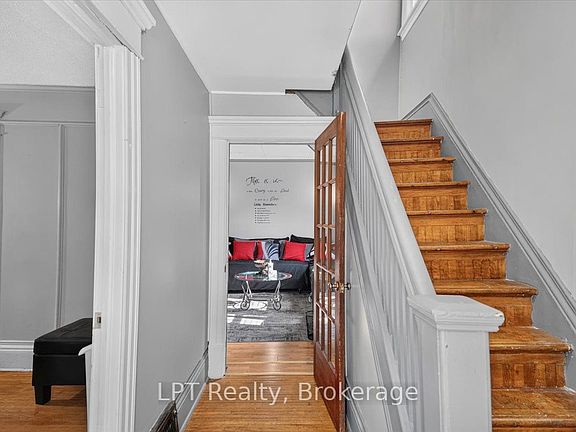 3rd image of 611 Romaine St N