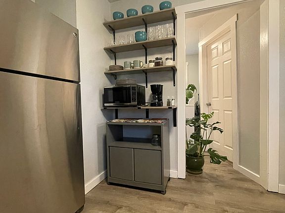 2nd image of 1402 W Knox Ave #1