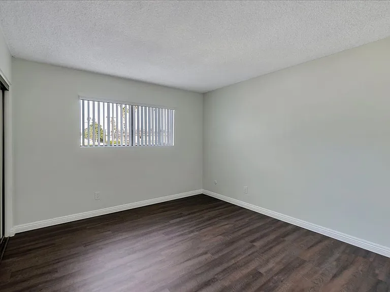LA GRANADA APARTMENTS — Photo 17