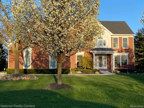 4199 Oak Tree Cir, Rochester, MI 48306