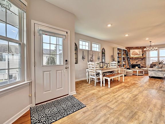 5th image of 488 Aintree Dr
