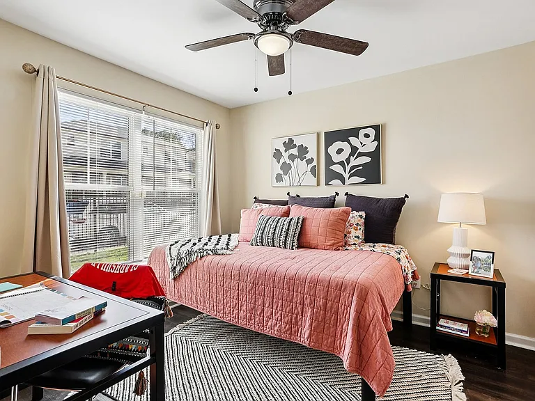 23-web-or-mls-University Ave-S2210-023