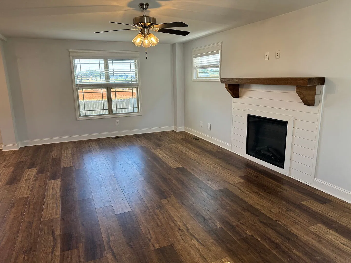 Single Family Home in Clarksville — Photo 4