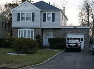 20 Seafield Ln, Bay Shore, NY 11706