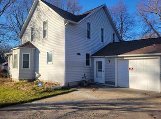 411 S Center St, Ceylon, MN 56121