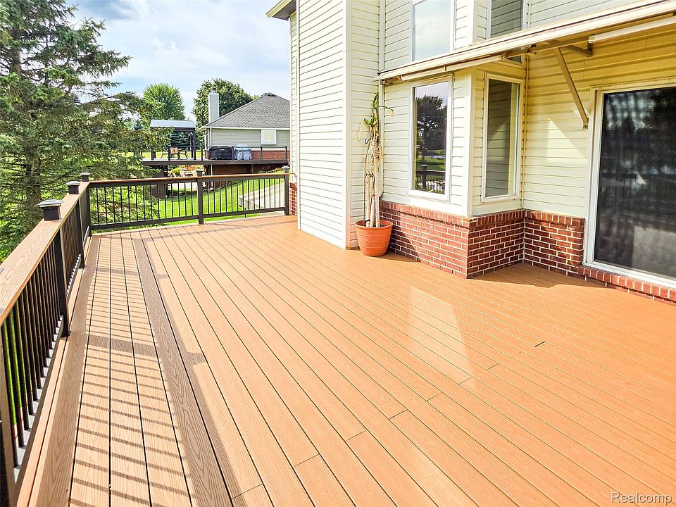 221 Maplewood Dr, photo 8