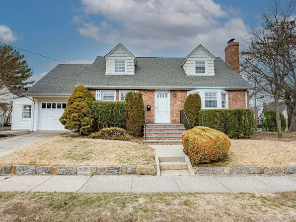 74 Shields Avenue, Williston Park, NY 11596