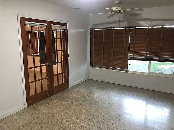 Large sun room/ to living rm