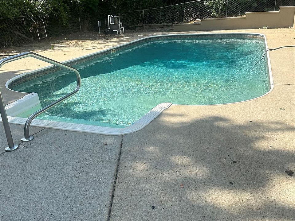 1st image of 4536 Lakehill Dr
