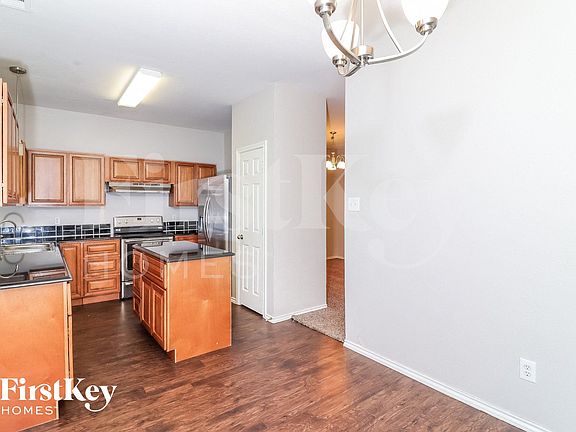 4th image of 1022 Lamar Ave